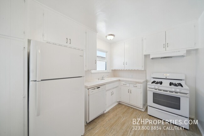 Building Photo - 5301 1/2 Vantage Ave-5301.5