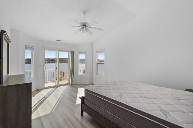 Building Photo - 18075 Lakeview Dr