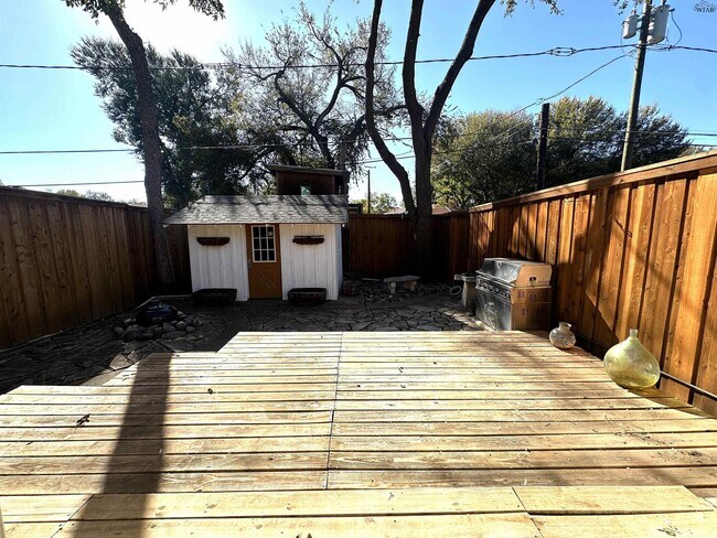 Building Photo - 2411 Clayton Ln