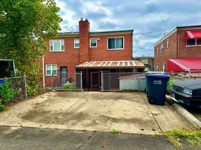 Building Photo - Charming 3-bedroom, 1.5-bathroom! Pets Wel...