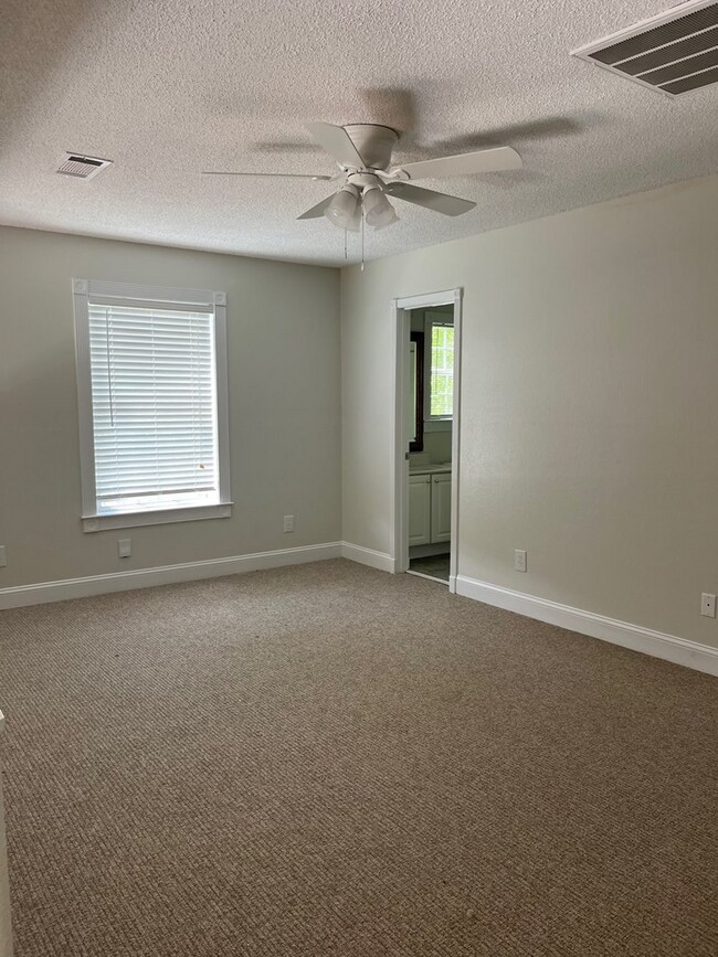 Building Photo - 137 Cove Landing Dr