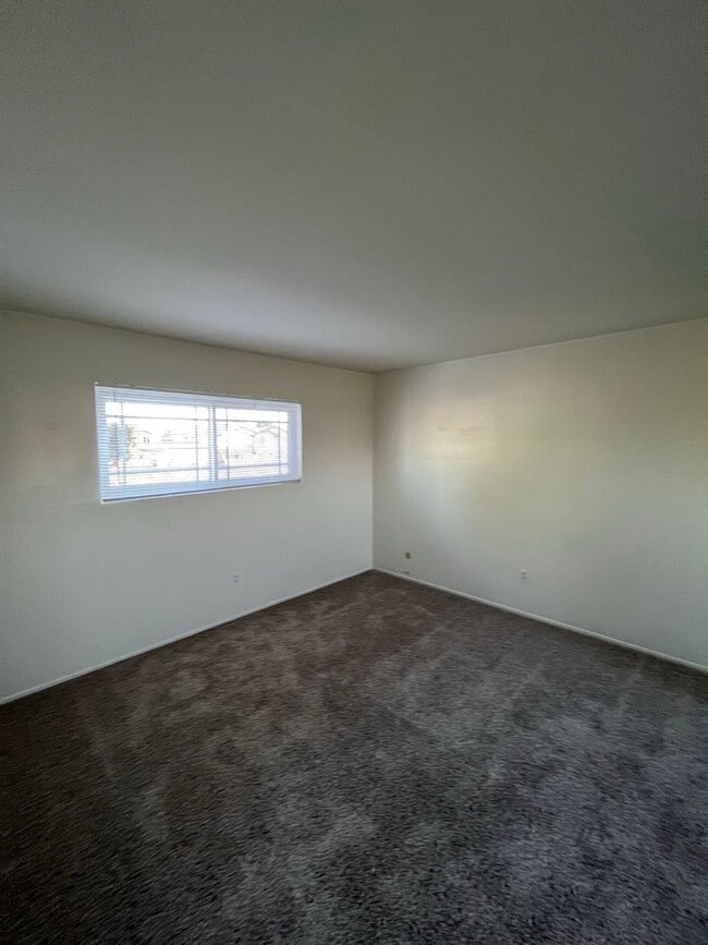 Building Photo - Beautiful 4 Bd Townhouse