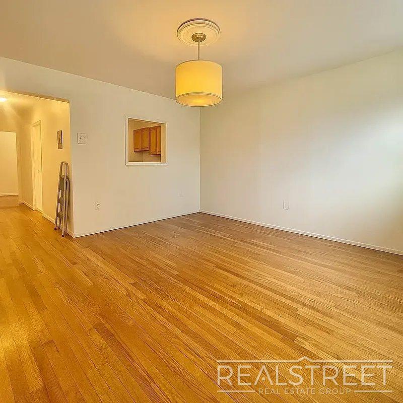 Building Photo - This is a spacious, bright, and sunny 1 bedroom apartment located on one of South Slope/ Greenwood's