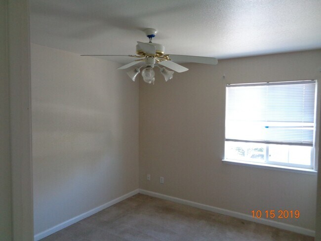 Building Photo - 2 Bedroom, 1 Bath Apartment in Gated Community Available Now!