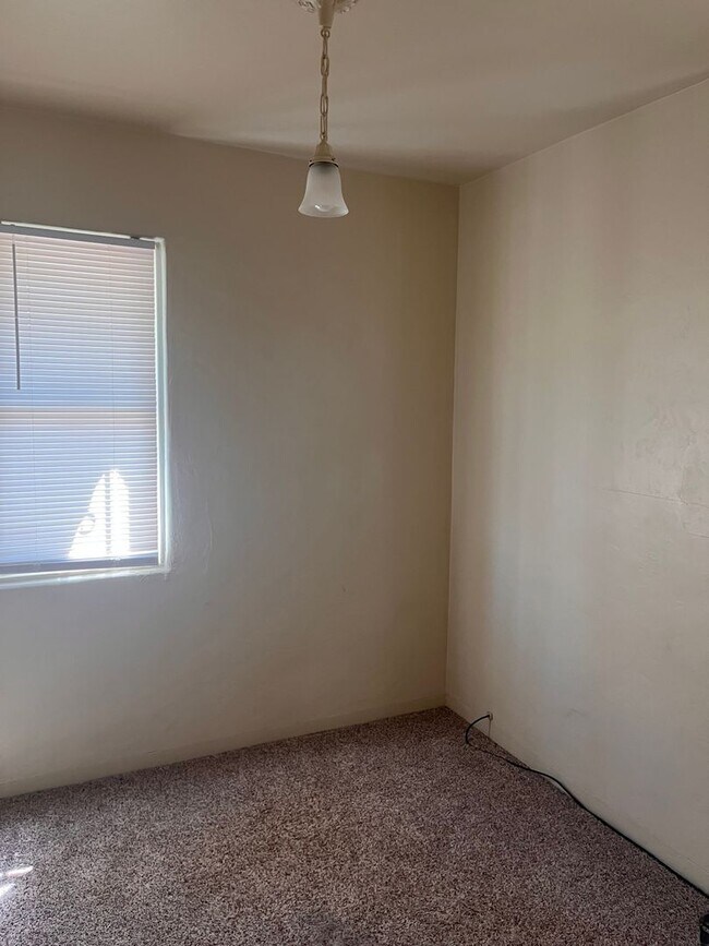 Building Photo - AVAILABLE NOW!! Delightful 1 bedroom, 1 ba...