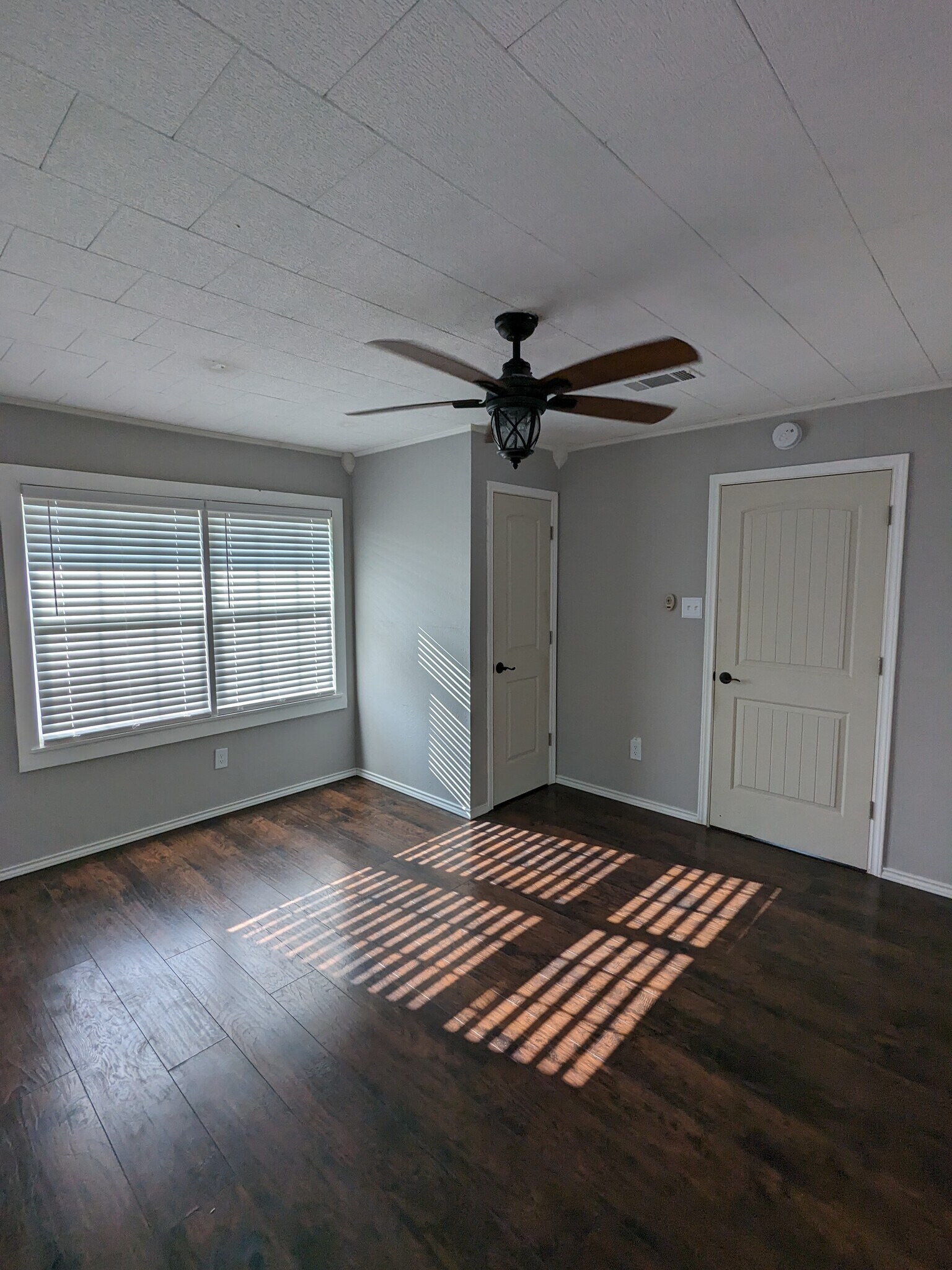 Building Photo - 502 N Caney Dr