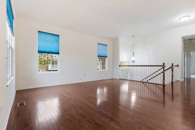 Building Photo - 2528 Dunraven Ave