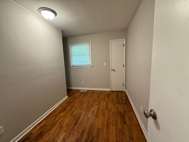 Building Photo - Great 3 bedroom 2 bath with garage