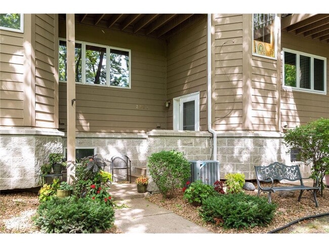 Building Photo - 2858 Kenwood Isles Dr