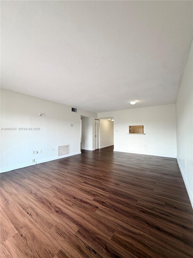 Building Photo - 10431 N Kendall Dr