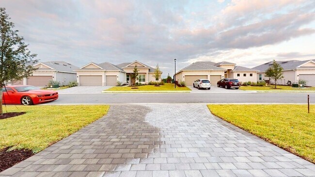 Building Photo - 7949 Lakes Edge Ln