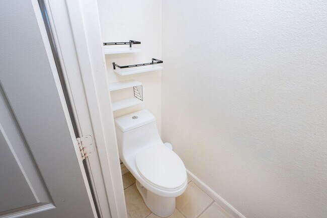 Building Photo - 2 Bedroom 1.5 Bath Available Now in El Cajon!