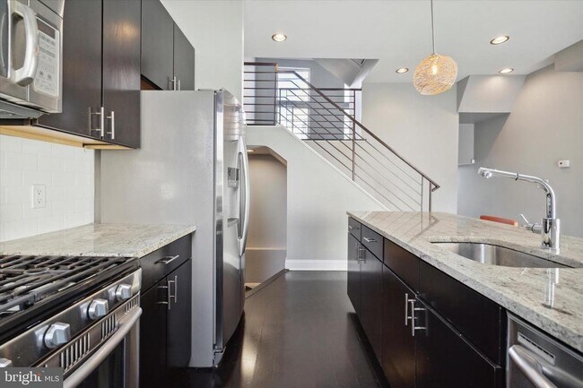 Building Photo - 1353 N Mascher St