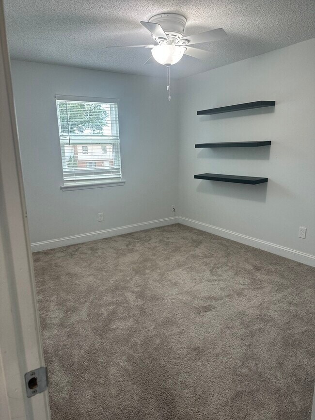 Building Photo - Beautifully Remodeled 4Bed/2.5Bath Townhome