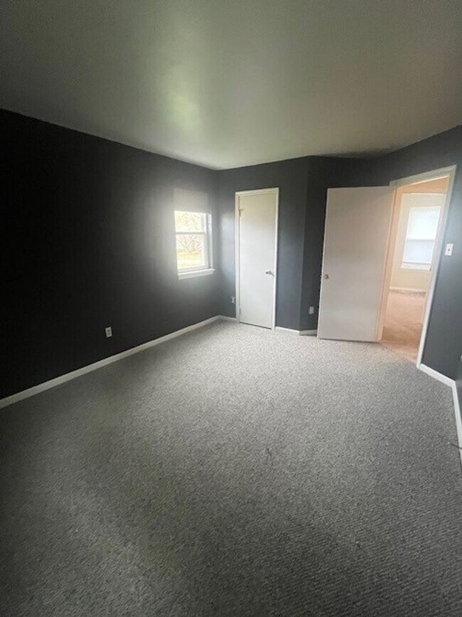 Building Photo - LOVELY CAPE COD WITH 4 BEDS, 2 BATHS AND G...