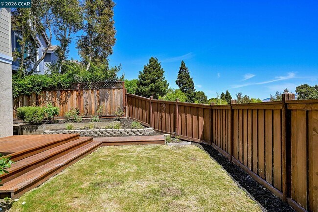 Building Photo - 1319 Strawberry Ct