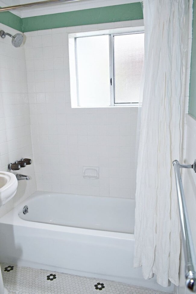 Building Photo - University Heights- Charming 2BR 1BA Craft...