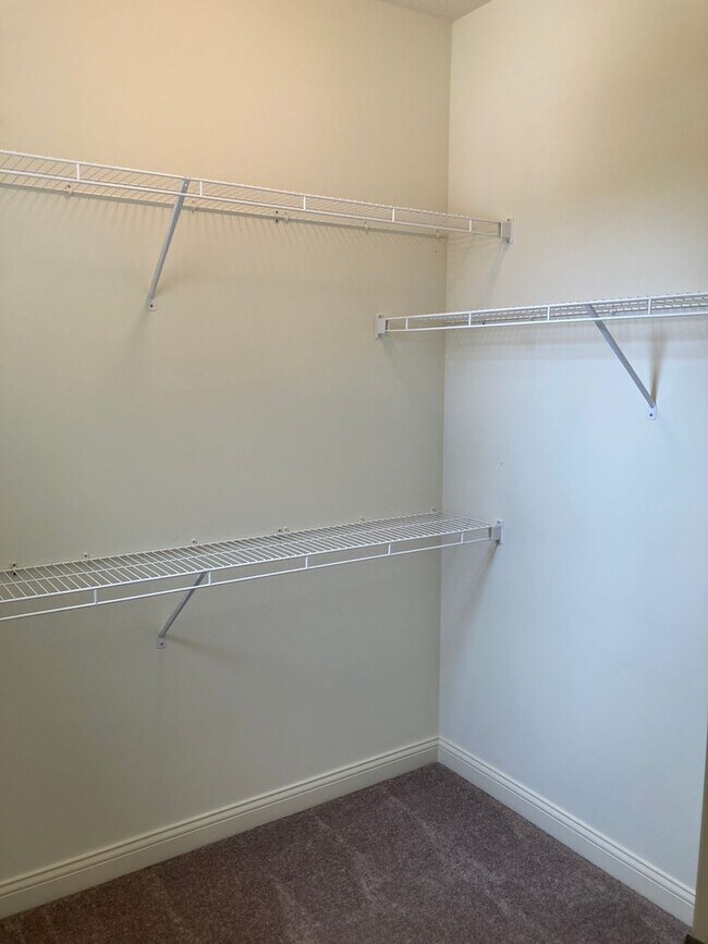 Building Photo - Bright 3BR Townhome with Bonus Room - Available NOW!