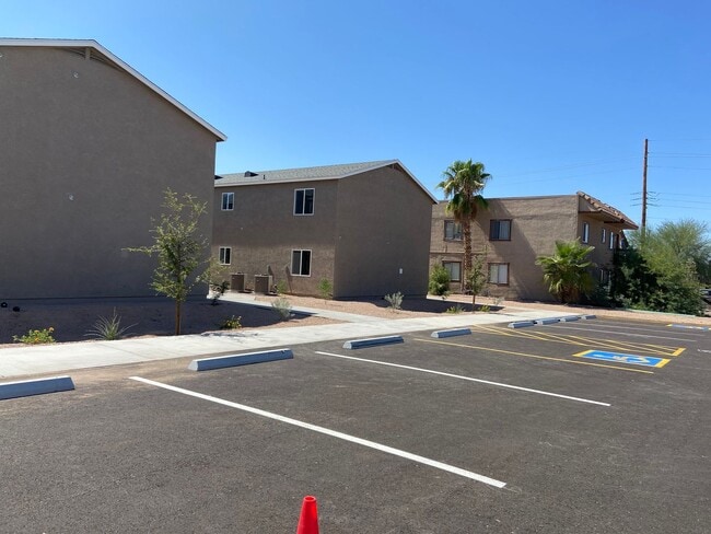 Building Photo - 2 bedroom 1 bath unit available