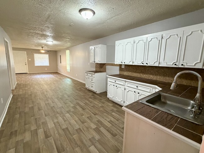 Building Photo - 724 Searcy Ave