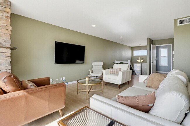 Building Photo - Welcome to this beautiful 1,042 sq. ft. condo offering modern comfort in a prime location!