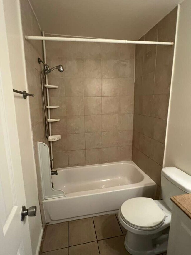 Building Photo - 8202 Tomlinson Ct