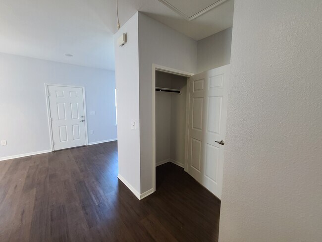 Building Photo - 3151 Roe Dr