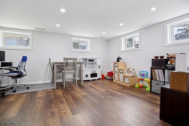 Building Photo - 82 Eaton Pl