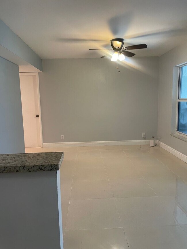Building Photo - Charming Apartment in Fort Lauderdale
