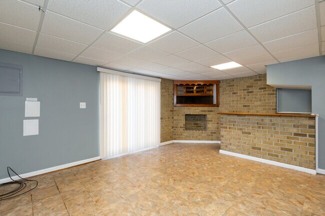 Building Photo - Spacious end-unit three-level townhome fea...