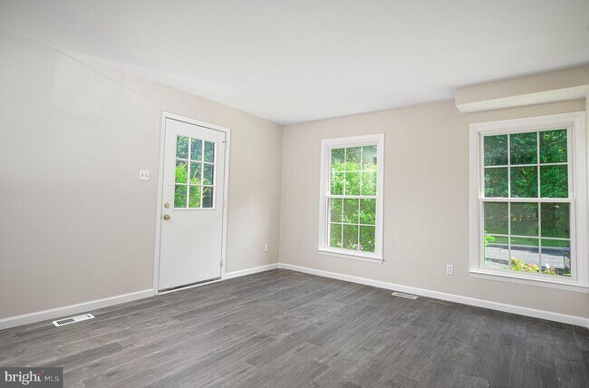 Building Photo - 15 Burnsway Ct