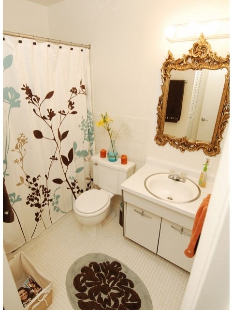 Second Floor Full Bathroom - Holiday Townhomes