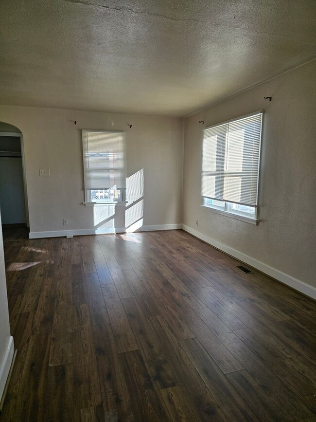 Building Photo - 2 Bedroom House w/ Detached Garage