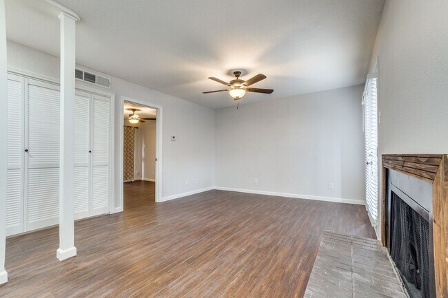 Building Photo - Creekside Condominumums