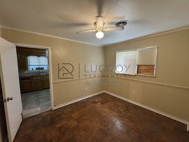 Building Photo - 3038 Lakewood Dr
