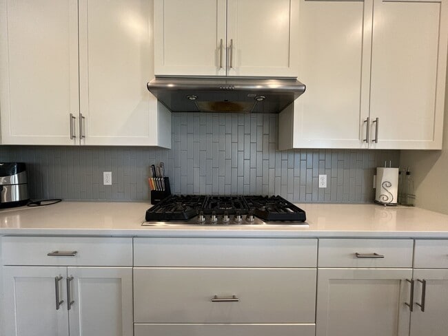 Building Photo - Spacious 5BR Home Near Mountainside High School with Loft, Balcony & Large Kitchen