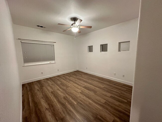 Building Photo - 5701 W Country Ave