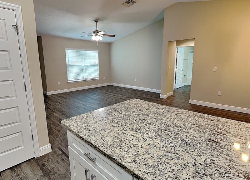 Building Photo - 904 W Rum Pl