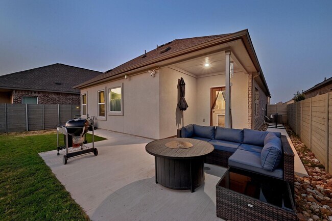 Building Photo - 3/BR 2/BA Home with Modern Touches and Coz...