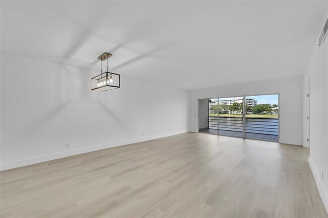 Building Photo - 2801 N Palm Aire Dr