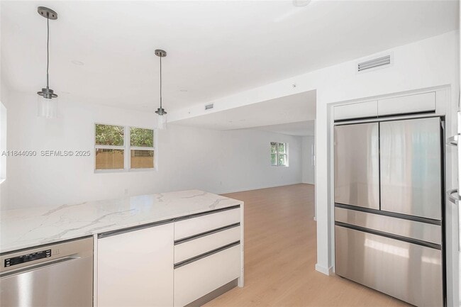 Building Photo - 824 SE 12th Ct