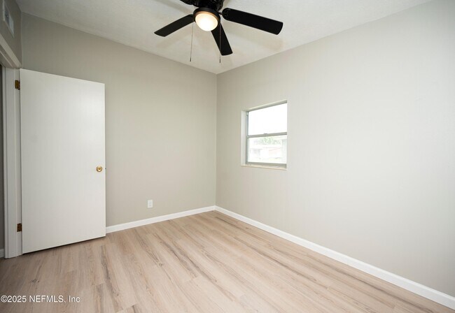 Building Photo - 313 Suzanne Dr