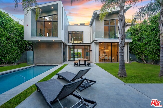 Building Photo - 1847 Coldwater Canyon Dr