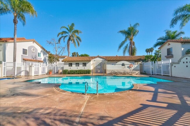 Building Photo - Gorgeous, Fully Remodeled 1 Bed - 1 Bath in Gated Community, Close to All!