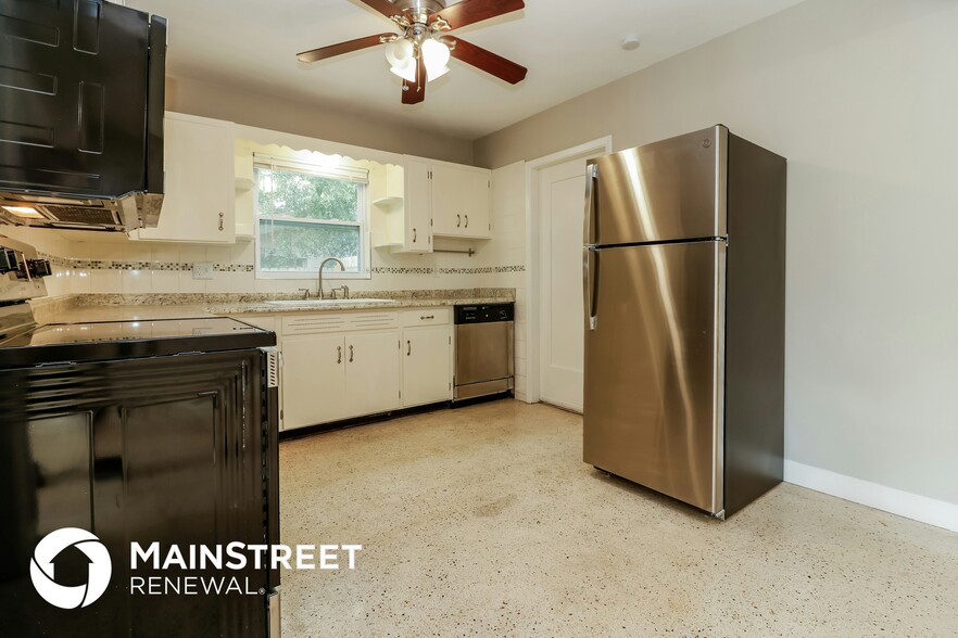 Building Photo - 10554 52nd Ave N