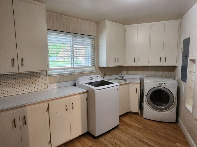 Building Photo - Beautiful 5 Bd 3.5 Ba Home in Holladay