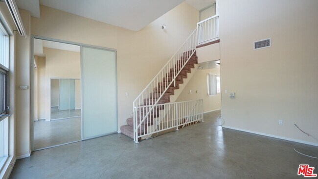 Building Photo - 922 W 23rd St