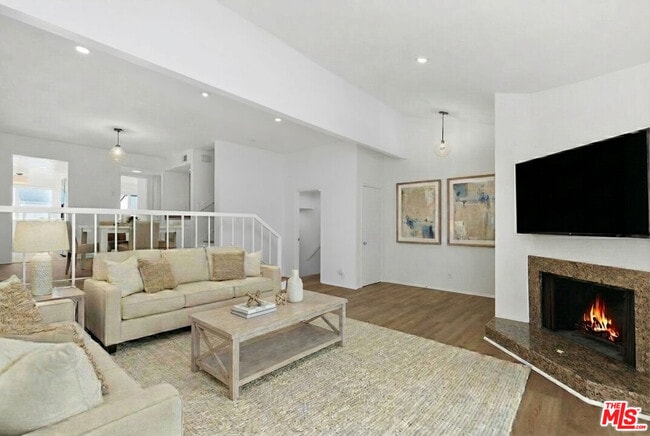 Building Photo - 1550 Palisades Dr