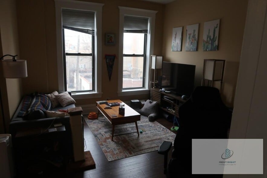 Building Photo - 1547 W Blackhawk St