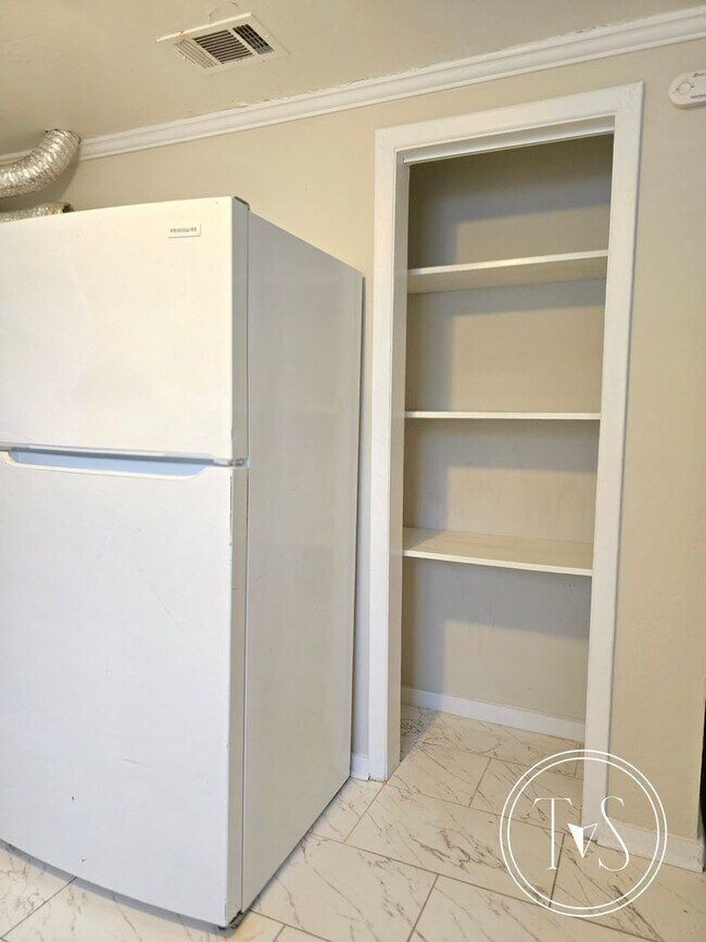 Building Photo - RATE DROP ALERT (was $1600/month)!